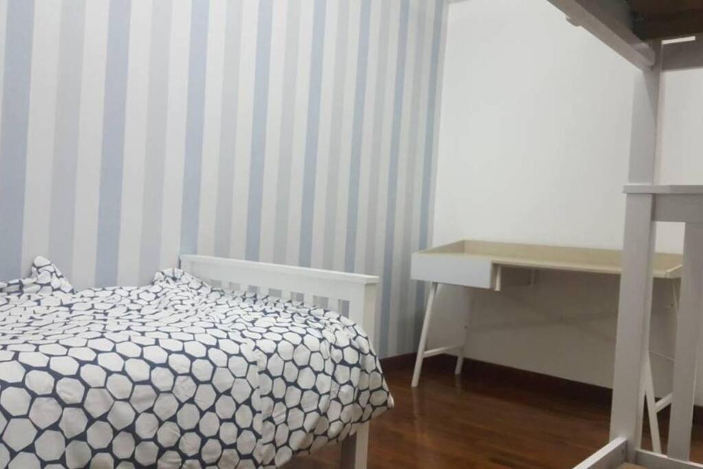 3Rooms 10Pax Mc 5 Star Hotel Sofa&Bed Mrt Mcd Axiata Seri Kembangan Εξωτερικό φωτογραφία
