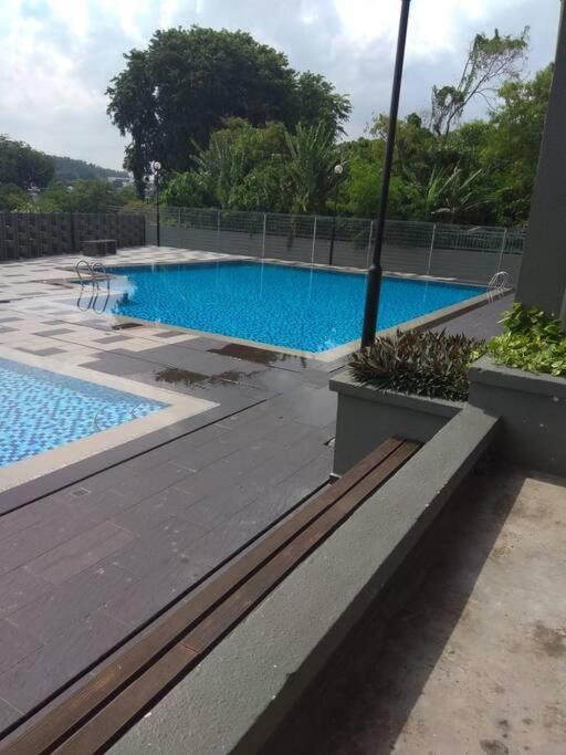 3Rooms 10Pax Mc 5 Star Hotel Sofa&Bed Mrt Mcd Axiata Seri Kembangan Εξωτερικό φωτογραφία